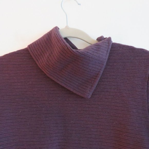 Elegant Plum Turtleneck Sweater - Picture 3 of 15